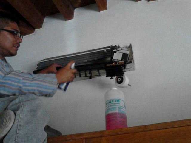 Técnico limpiando la unidad interior de un minisplit