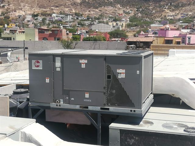 Equipo paquete de aire acondicionado Rheem instalado en azotea