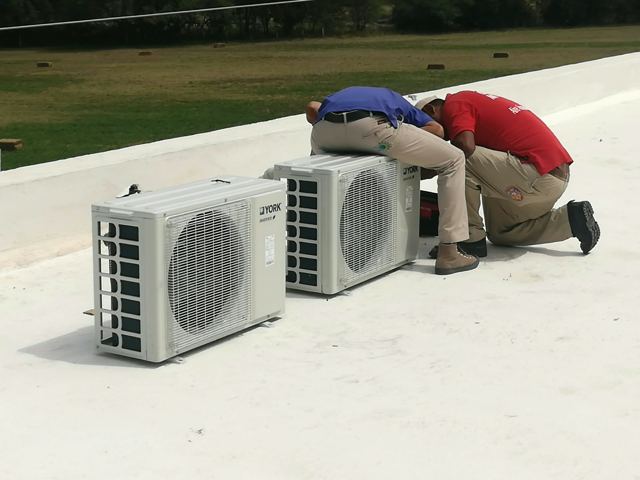 Instalación de condensadoras York Inverter en una azotea