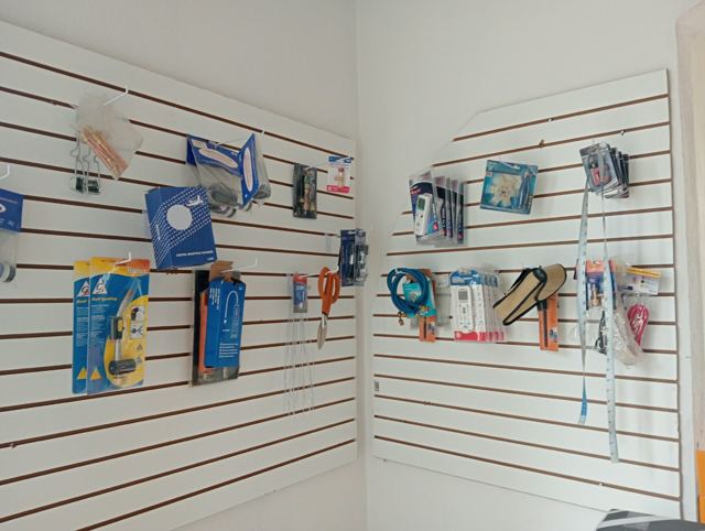 Exhibidor con herramienta, controles universales, sopletes y accesorios para minisplit