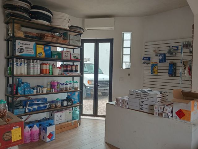 Área de refacciones de AASMA con anaquel de gas refrigerante, tubería y herramienta